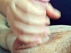 Lyön käsipanoa kaverille