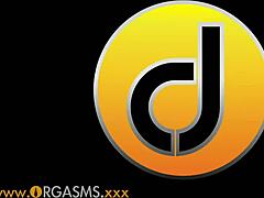 wow sexy blonde fingers herself to orgasm 😍