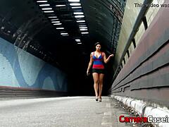 Gostosa exibindo e fazendo sexo no túnel