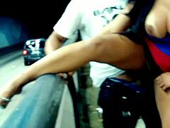 Gostosa exibindo e fazendo sexo no túnel