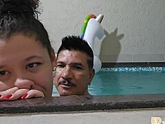 atriz ninfomaniaca fudendo na piscina com ator no intervalo de gravação