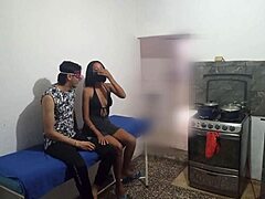 Min bästa vän låter grannen förföra henne medan jag lagade middag!