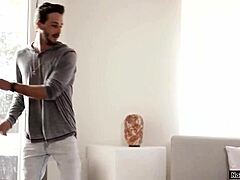 Latina bebek bakıcısı el işi ve oral yalama aldıktan sonra am sikilmesi yaşıyor