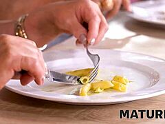 Зряла жена не може да бъде задоволена от стар мъж, преминава към красив сервитьор!