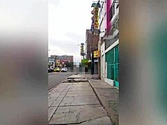 extranjera gordita muestra tetas para trabajo