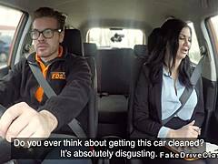 Парень трахает экзаменаторшу с проколотой пиздой в машине с минетом и POV-инструкциями