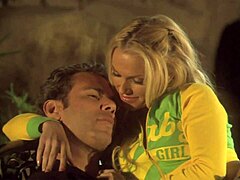 Poglej, kako se jebemo v vrtu nocoj, pravi plavolaska vročica