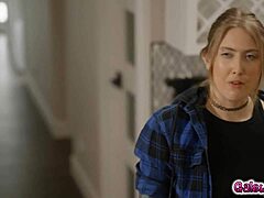 Lulu Chu smyger iväg för intim lesbisk sex med Electra Rayne