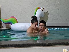 atriz ninfomaniaca fudendo na piscina com ator no intervalo de gravação
