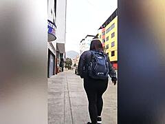 extranjera gordita muestra tetas para trabajo