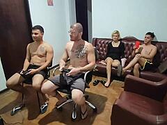 Amigos foram jogar video game e acabou em sexo e putaria?