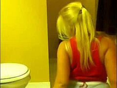 Blonde amateur SHAKES big ass in PRIVATE webcam session for viewers