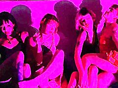 Čtyři malé děvky uctívají nohy na party