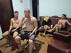 Amigos foram jogar video game e acabou em sexo e putaria?