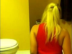 Blonde amateur SHAKES big ass in PRIVATE webcam session for viewers