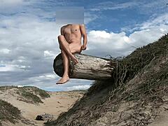 Naken posering, kukflørt på offentlig strand, kommer i plassen