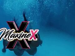 Дилдо трахает дыры