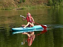 Salut et bikini micro rose en pleine nature pour un flash public