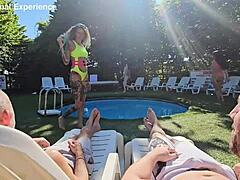 Casual Orgie-Party im Schwimmbad mit squirting Blondinen und Monster-Schwanz-Ficken