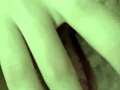 ее волосатая киска жаждет члена во время соло игры