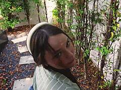 Девушка - умелый садовник и красивая