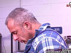 Немецкая блондинка-падчерица наслаждается запретной тройкой с папой и дядей