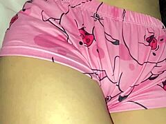 Daddy, tengok piyama aku, nak tanggalkan ke?