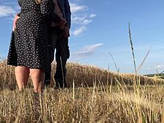 Зрелая женщина занимается сексом