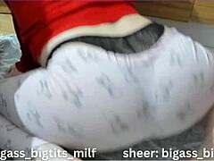 إصبع في وضع الكلب في البيجاما!