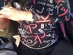 שדיים גדולים באוטובוס שובב