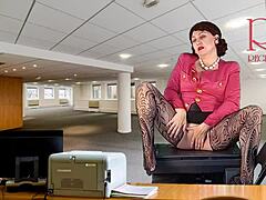 Secretary Masturbates Cunt