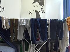 पैंटीज में मस्तरबेट करते हुए पकड़ी गई!