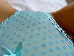 Petite Chatte Caress