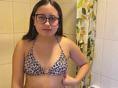 Крем пай в банята със съквартирантка