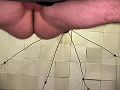 Støtende kuk inn i leke