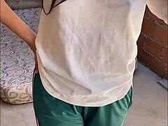 Colegiala pierde reto y folla