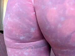 Milf tatuată close-up?