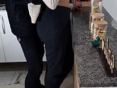 Σκυμμένη Γλείφει Κώλο