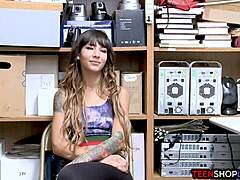 thief deepthroats guard