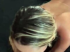 Latynoska za kulisami z zabawkami