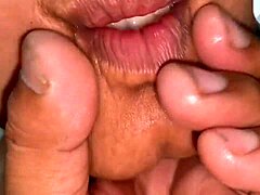 Чукане на съседка в банята