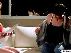 Lesbian Facesit Fingering