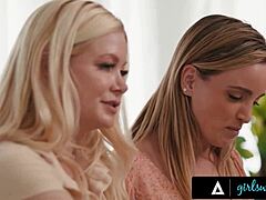 milf squirting finger