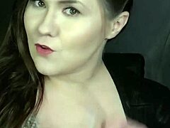 milf masturbates