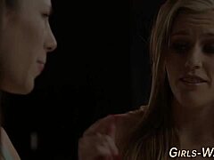 Tattooed les fingers