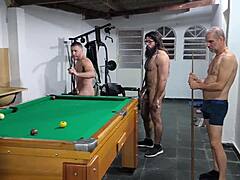 amigos jogando bilhar