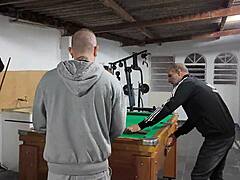 amigos jogando bilhar
