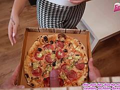 Frau vom pizzaboten